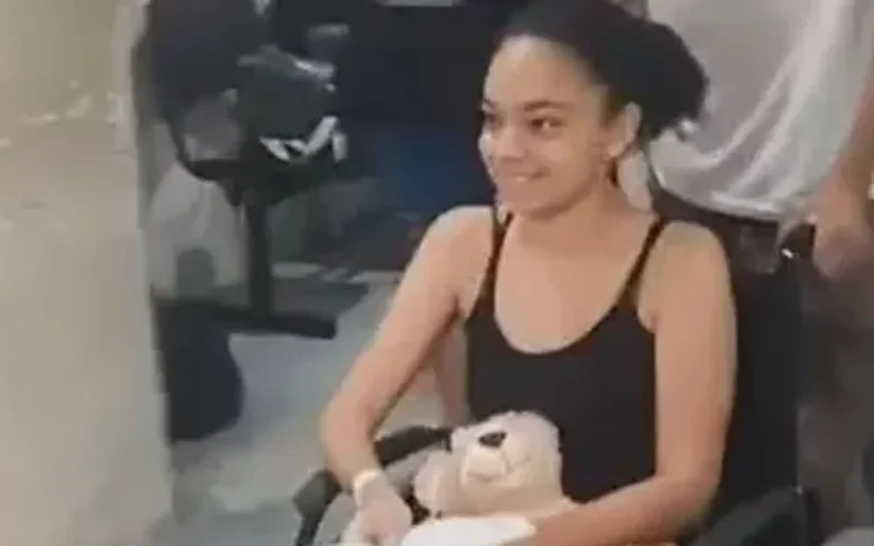 Jovem que perdeu a perna após ataque de tubarão recebe alta depois de 40 dias internada