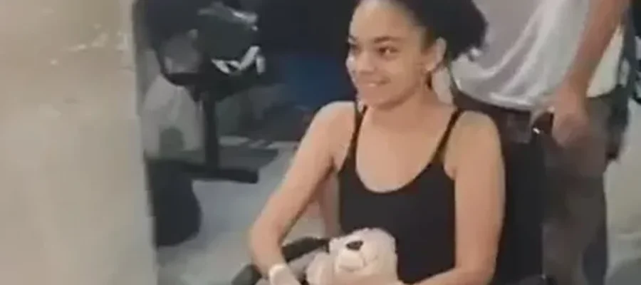 Jovem que perdeu a perna após ataque de tubarão recebe alta depois de 40 dias internada