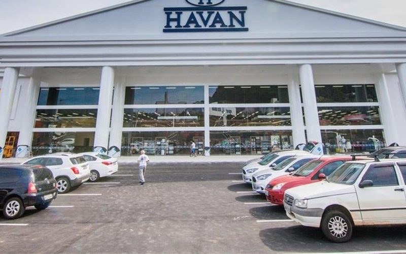 Havan é denunciada por obrigar funcionários a permanecerem em pé