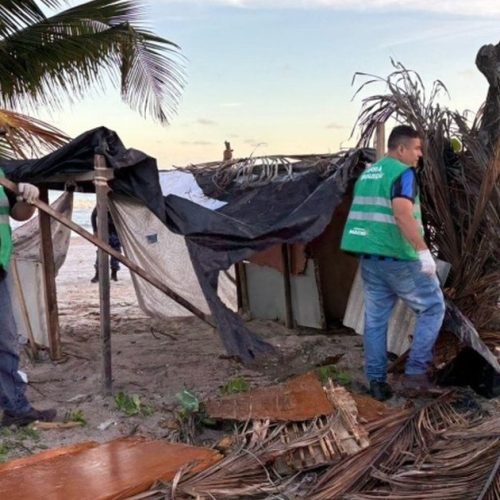Após denúncias, barracos irregulares e fogueiras são retirados da Praia da Avenida