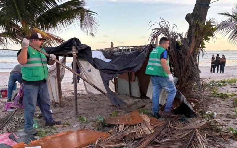 Após denúncias, barracos irregulares e fogueiras são retirados da Praia da Avenida