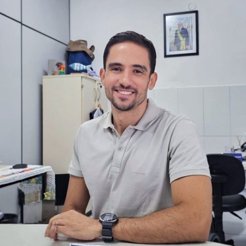 Cauê Castro comemora criação de 8.600 novos cargos para professores