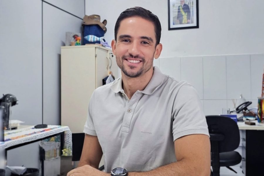 Cauê Castro comemora criação de 8.600 novos cargos para professores