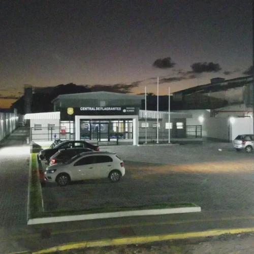 Homem é baleado após ser confundido com irmão em ataque no Jacintinho, diz polícia