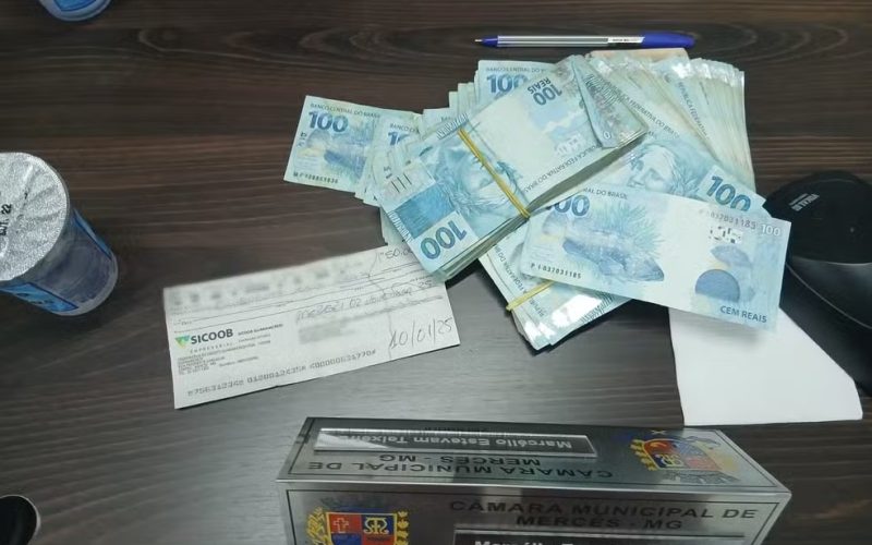 Vereador abre bolsa com R$ 100 mil e acusa compra de voto durante sessão em MG