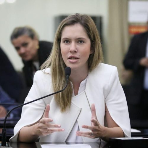 Cibele Moura participa de evento da PM em homenagem ao Dia da Mulher na orla de Maceió