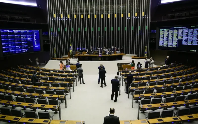 PEC da Blindagem divide Congresso