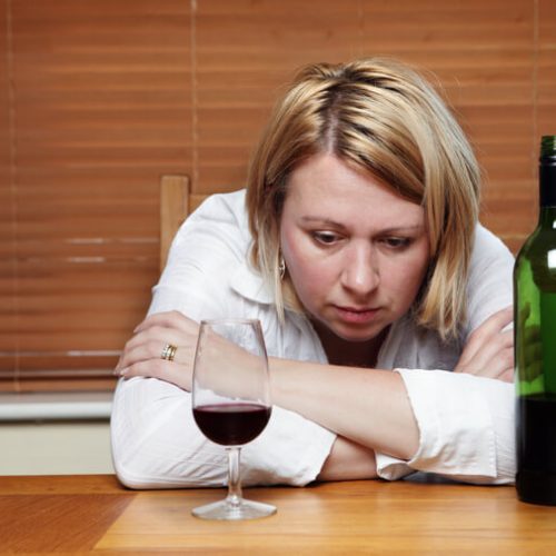 Pandemia provocou aumento expressivo de óbitos ligados ao álcool no Brasil, aponta pesquisa UFAL