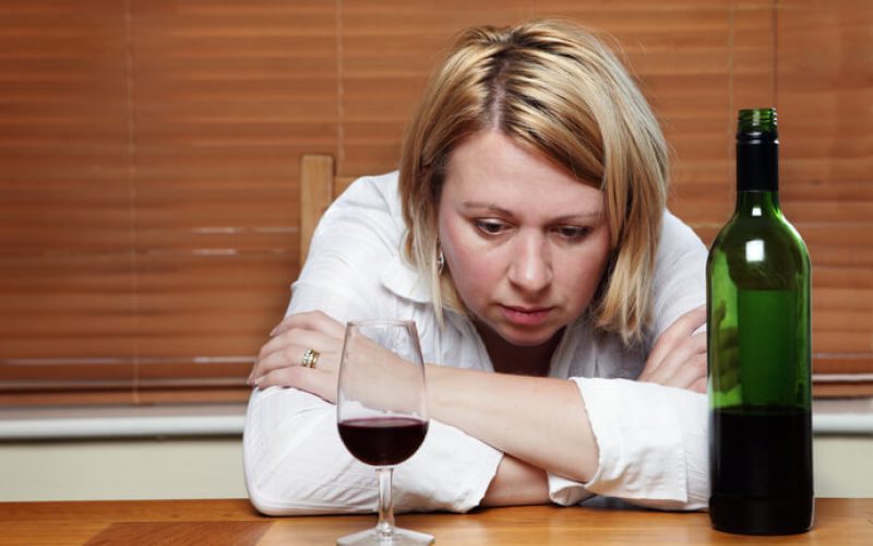 Pandemia provocou aumento expressivo de óbitos ligados ao álcool no Brasil, aponta pesquisa UFAL