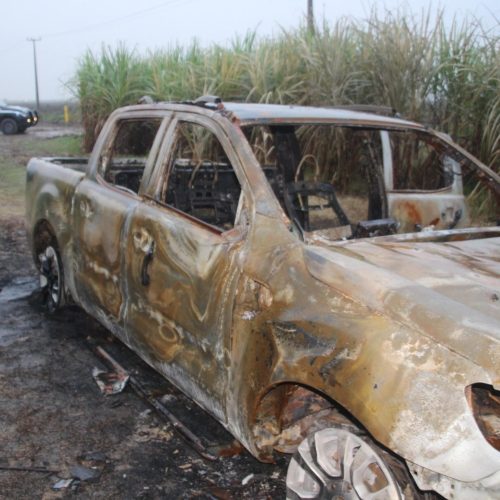 Corpo carbonizado em caminhonete incendiada será identificado por arcada dentária ou DNA, diz IML