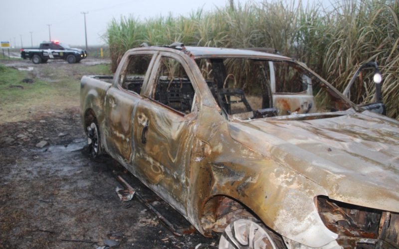 Corpo carbonizado em caminhonete incendiada será identificado por arcada dentária ou DNA, diz IML