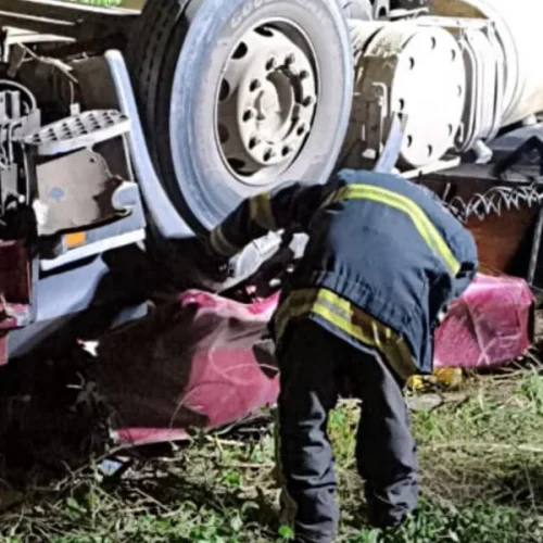 Tombamento de carreta deixa motorista preso às ferragens e termina em morte no Sertão de Alagoas
