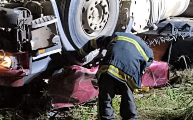 Tombamento de carreta deixa motorista preso às ferragens e termina em morte no Sertão de Alagoas