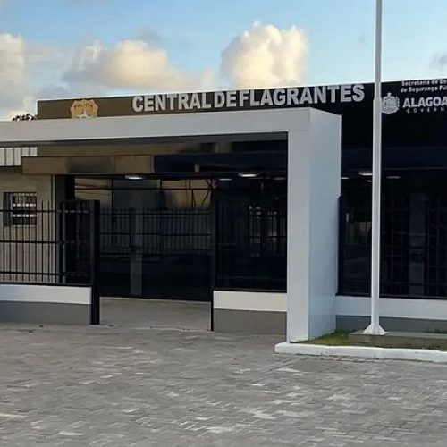 Homem armado e com drogas é preso em Jardim Petrópolis