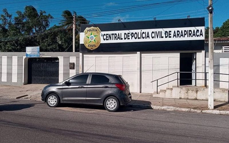 Moradores tentam invadir casa de babá suspeita de agredir criança autista em Arapiraca