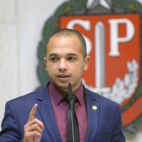 Influenciador vai até universidade propor “debate político” e sai no soco com estudantes