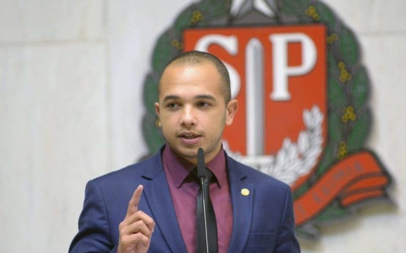 Influenciador vai até universidade propor “debate político” e sai no soco com estudantes