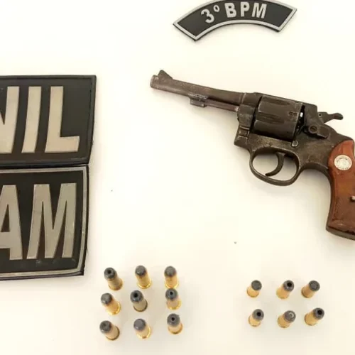 Adolescente é apreendida com arma e munições em Arapiraca