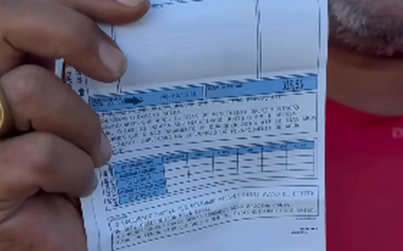 Conta não fecha: morador de Arapiraca vende chicletes na feira de Craíbas para poder pagar conta de água