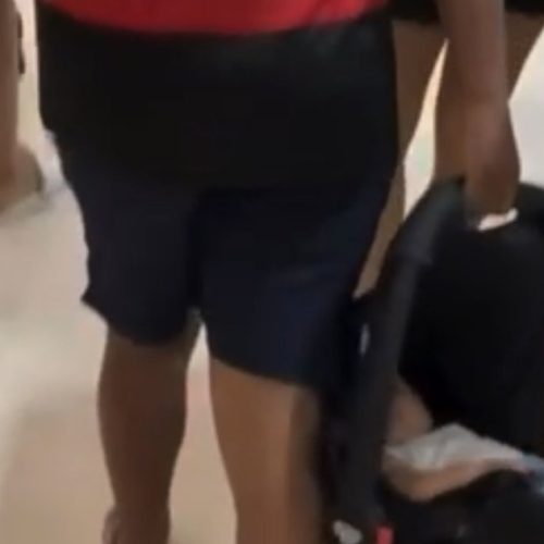 Denúncia acende alerta para transporte de bebê sem cinto em shopping de Maceió