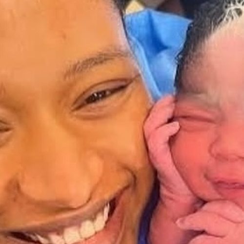 Bebê nasce com a mesma mecha branca da mãe e semelhança surpreende nas redes sociais