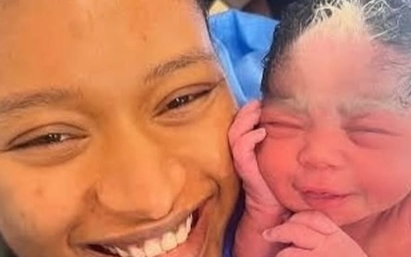 Bebê nasce com a mesma mecha branca da mãe e semelhança surpreende nas redes sociais