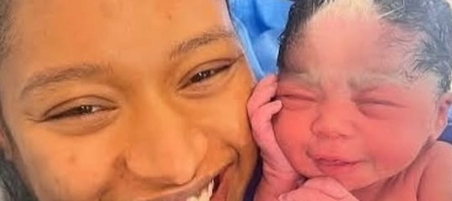 Bebê nasce com a mesma mecha branca da mãe e semelhança surpreende nas redes sociais