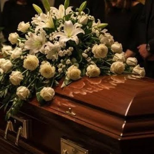 Família vai a velório, não reconhece corpo no caixão e reação viraliza