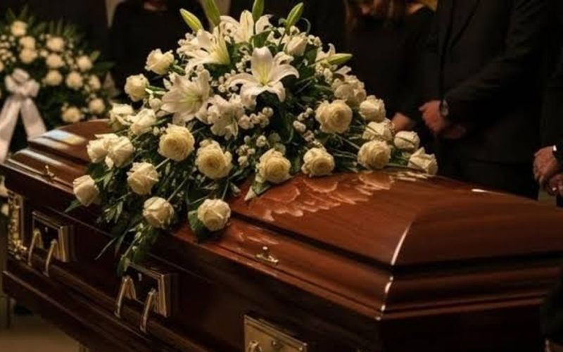 Família vai a velório, não reconhece corpo no caixão e reação viraliza