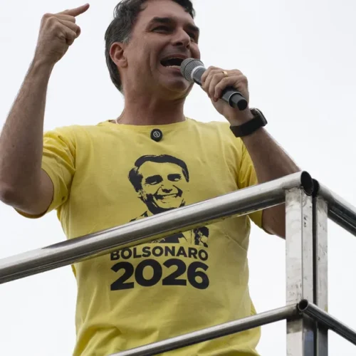 “Muitas dessas máquinas utilizadas nas eleições brasileiras, tem a mesma origem dessa empresa venezuelana”, diz Flávio Bolsonaro
