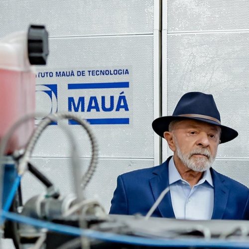 “Fala olhando para lá”: Lula interrompe discurso de presidente da JBS