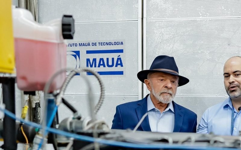 “Fala olhando para lá”: Lula interrompe discurso de presidente da JBS
