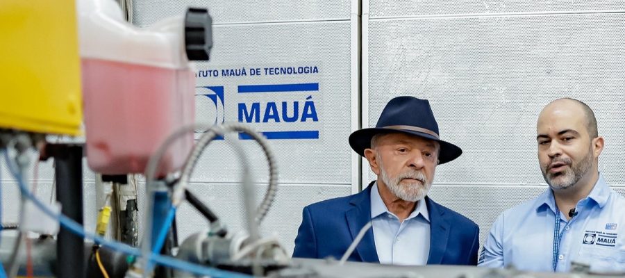 “Fala olhando para lá”: Lula interrompe discurso de presidente da JBS