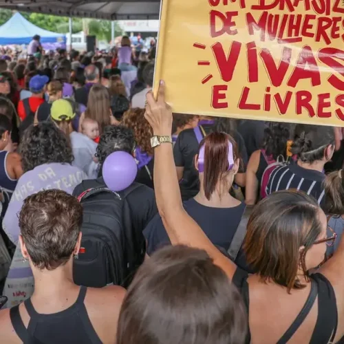 Órfãos de vítimas de feminicídio terão direito a pensão do INSS