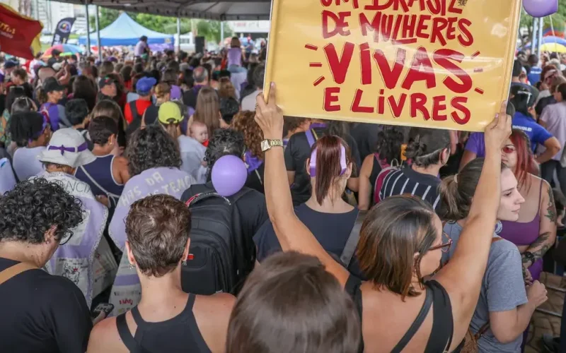 Órfãos de vítimas de feminicídio terão direito a pensão do INSS