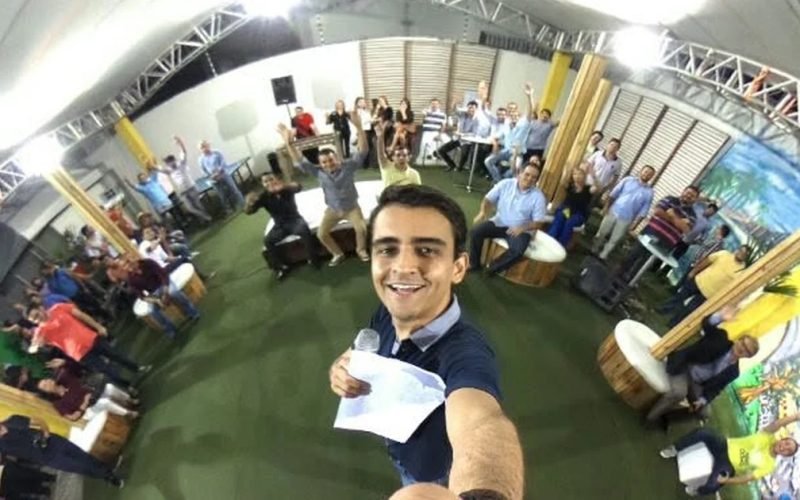 Renan Filho usa formato lançado por JHC há dez anos para fazer escutas populares