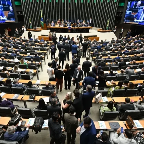 Após acordo com Hugo Motta, governo Lula retira urgência de proposta do fim da escala 6×1