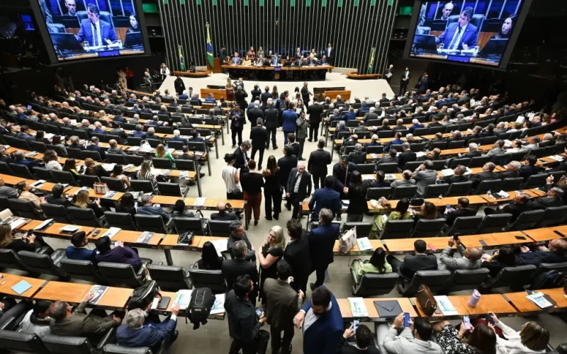 Após acordo com Hugo Motta, governo Lula retira urgência de proposta do fim da escala 6×1