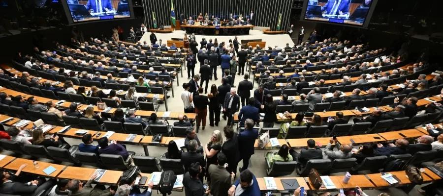 Após acordo com Hugo Motta, governo Lula retira urgência de proposta do fim da escala 6×1