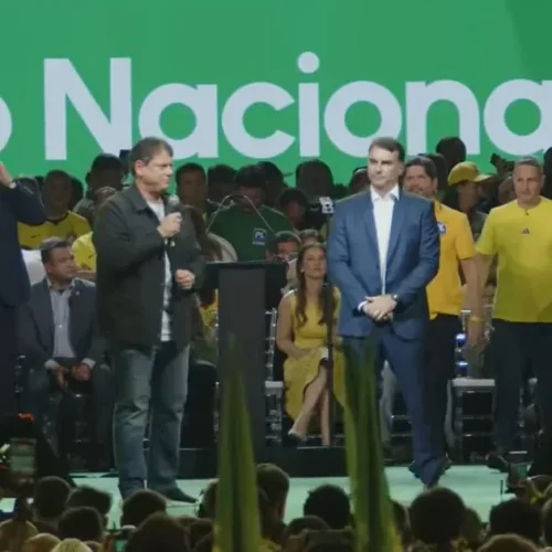 Flávio Bolsonaro deseja “melhoras” a Michelle durante convenção do PL