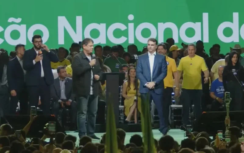 Flávio Bolsonaro deseja “melhoras” a Michelle durante convenção do PL