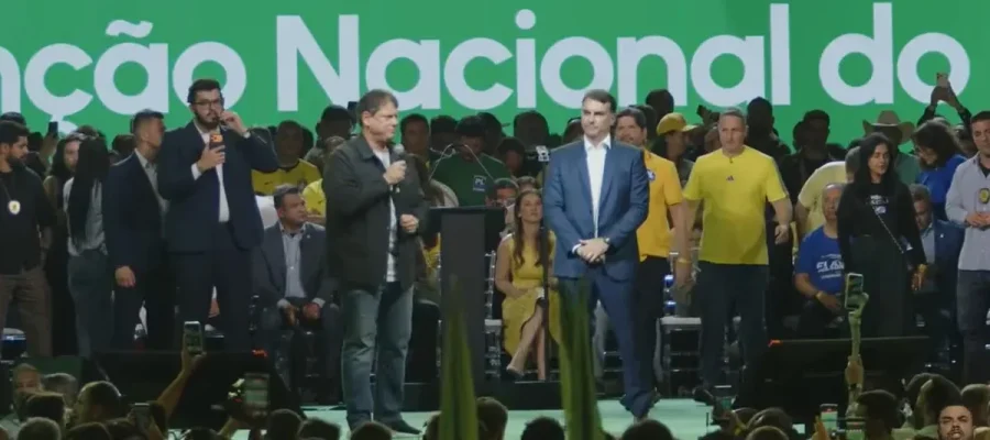 Flávio Bolsonaro deseja “melhoras” a Michelle durante convenção do PL
