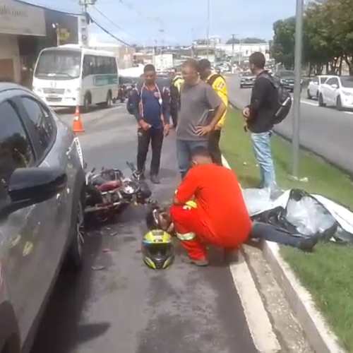Colisão entre carro e moto deixa ferido na Avenida Durval de Góes Monteiro em Maceió