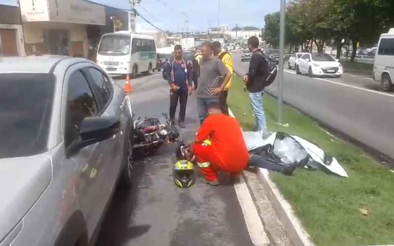 Colisão entre carro e moto deixa ferido na Avenida Durval de Góes Monteiro em Maceió