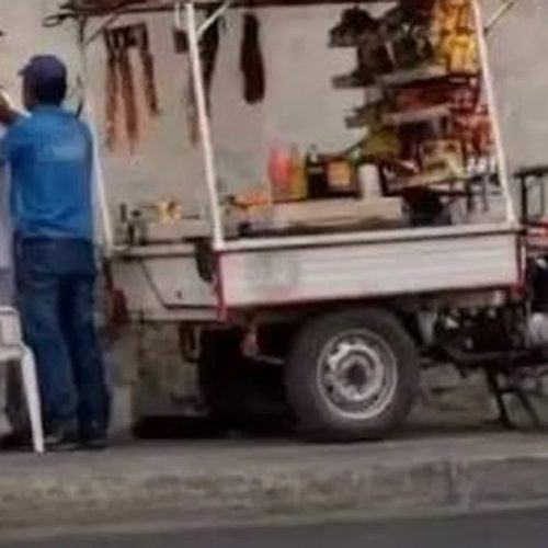 Antes da cerimônia, oficial da Marinha do Peru visita pai que o sustentou vendendo frutas nas ruas