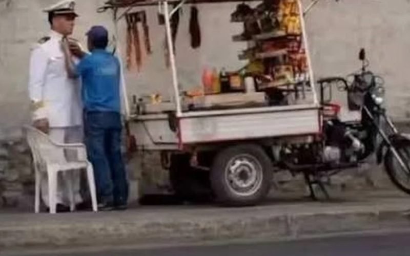Antes da cerimônia, oficial da Marinha do Peru visita pai que o sustentou vendendo frutas nas ruas
