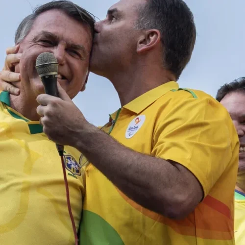 Proibido de ver Jair, Flávio Bolsonaro divulga carta de Dia dos Pais: ‘Fique firme’
