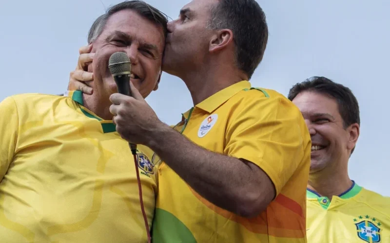 Proibido de ver Jair, Flávio Bolsonaro divulga carta de Dia dos Pais: ‘Fique firme’