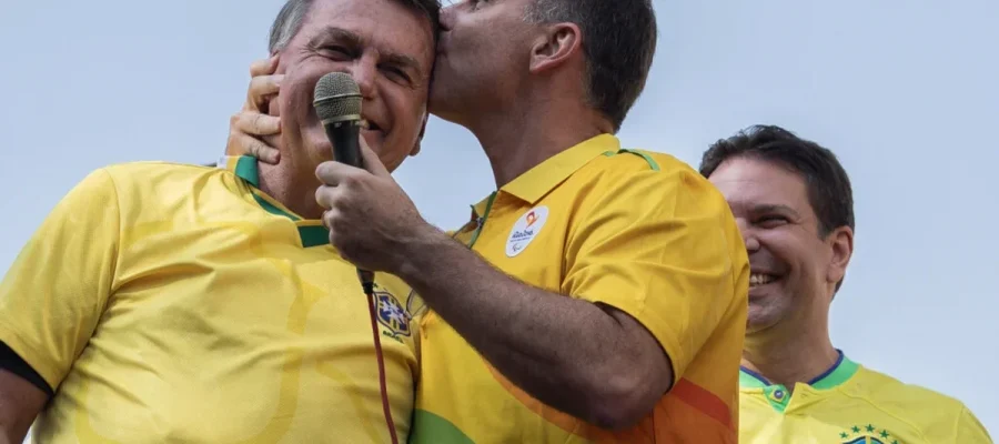 Proibido de ver Jair, Flávio Bolsonaro divulga carta de Dia dos Pais: ‘Fique firme’
