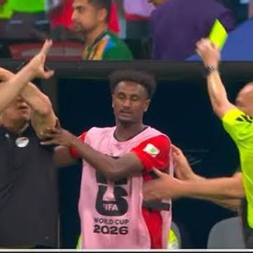 Técnico do Egito denuncia racismo durante jogo e acaba punido com cartão amarelo